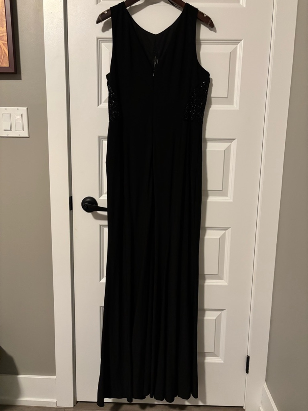 Elegant Black Sleeveless Maxi Dress with Subtle Side Embellishment